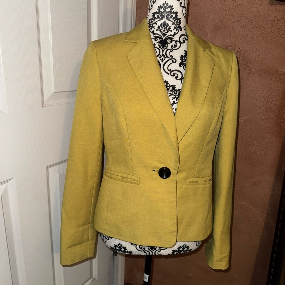Le Suit Vibrant Yellow Jacket